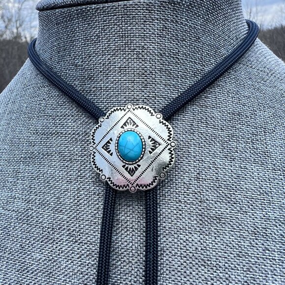 Classic Southwestern Style Bolo Tie Black Cord Dangling Arrow Tips - Picture 4 of 7